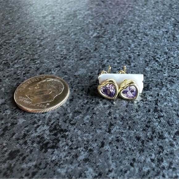 NEW 18K Yellow Gold Light Purple / Lavender Crystal CZ Heart Stud Earrings - Picture 6 of 8